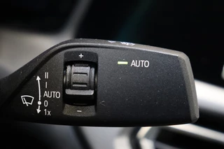 BMW 3 Serie Sedan 320i Executive Edition Automaat  / Trekhaak / Live Cockpit Professional / Cruise Control / Parkeersensoren / Neerklapbare Achterbank / Apple Carplay / Sportstuur / 38