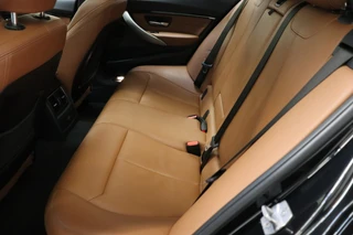 BMW 3 Serie Touring 330i High Executive M Sport Pakket Automaat  / Navigatie Professional / Panoramadak / Leder  / Trekhaak / Parkeersensoren voor+achter / Comfort Acces / Head-Up Display / Stoelverwarming / Achteruitrijcamera / Hifi / 19 Inch / Chrome Line / 15