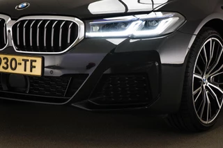 BMW 5-serie Touring 540i xDrive M-Sport | Facelift | PANORAMADAK | 360 CAMERA | TREKHAAK / 24