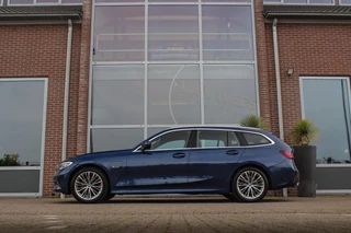 BMW 3-serie Touring 320e High Executive Sport Line | 1e eigenaar | NL auto | Driving Assistant | HiFi audio | LED | 18 inch | Stoelverwarming | DAB | Carplay | Navigatie | PDC / 7
