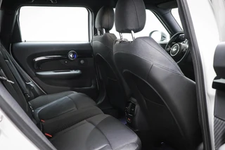 MINI Clubman 1.5 Cooper Business Edition | HALF LEDER | STOELVERWARMING | APPLE | DRAADLOZE LADER | TREKHAAK | 18" / 14