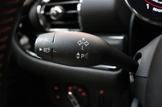 MINI Clubman Cooper S Chili Serious Business Automaat / Navigatiesysteem Professional / Panoramadak / Trekhaak / Leder / 19 Inch / Driving Assistant / Lichtpakket / Achteruitrijcamera / Climate Control / Harman Kardon / Stoelverwarming / 44