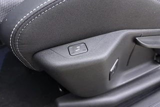 Opel Grandland Electric GS 73 kWh | Stoelverwarming | Verwarmd stuurwiel | Adaptieve Cruise Control | 360° Camera | Panoramisch schuif/kantel dak | Matrix LED koplampen | 20'' Lichtmetalen velgen / 19