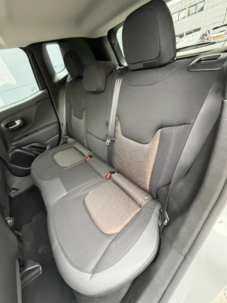 Jeep Renegade 4xe 240 Plug-in Hybrid Electric Trailhawk (Navigatie - LED - Keyless Entry - Parkeersensoren V+A - Automatische Airco - 4WD - 17" incl 4S - Dodehoek detectie) / 14