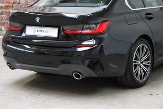 BMW 3 Serie Sedan 330i High Executive M Sport Pakket Automaat  / Live Cockpit Professional / Head-Up Display / Leder / Harman Kardon / LED / Stoelverwarming / Driving Assistant / Achteruitrijcamera / M Sportremsysteem / DAB / Ambiance Verlichting / 6