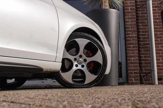 Volkswagen Golf Cabrio 2.0 TSI GTI | 2e eigenaar | DSG | Xenon | Stoelverwarming | Climatronic | Cruise control | Navigatie | Bluetooth | PDC | 18 inch Detroit | Origineel / 43