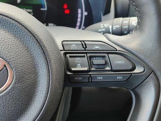 Toyota Yaris 1.5 Hybrid 115 DYNAMIC NL-AUTO STOEL/STUURVERW BLIND SPOT PARK-SENSOREN NAVI CAMERA CLIMA AD-CRUISE APPLE/ANDROID KEYLESS 16'' LM-VELGEN / 18