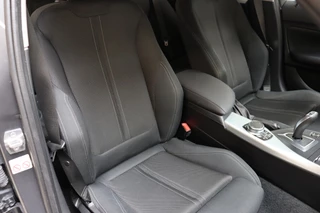 BMW 1 Series 118i Executive Sport Line Automaat 5 deurs / Navigatie Professional / LED / Trekhaak / Climate Control / 17 Inch / Bluetooth / Sportstoelen / Parkeersensoren / Lichtpakket / Cruise Control / Stoelverwarming / Neerklapbare Achterbank / 18