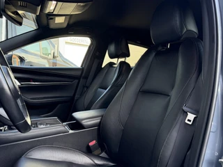 Mazda 3 2.0 e-SkyActiv-G M Hybrid 122 Comfort met Bose | Apple Carplay / Android Auto | Navigatiesysteem | Licht + Regensensor | Elektrisch Verstelbare Bestuurderstoel  | Stoel + Stuurverwarming | Parkeersensoren Voor + Achter | Camera Achter | 18"Lichtmetalen velgen | Lederen Bekleding | Cruise Control Adaptief / 36