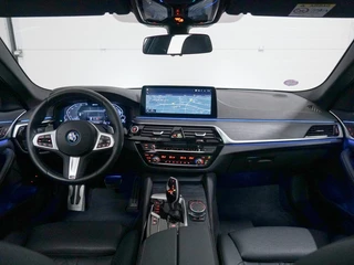 BMW 5 Serie Touring 530e xDrive M-Sport Panoramadak | Adapt. Cruise Control / 8