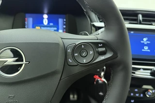 Opel Corsa 1.2 Turbo Hybrid Yes Automaat | Stoel & Stuurverwarming | Navigatie via Carplay | Zwart dak | DAB Radio | Parkeersensoren | Lichtmetalen velgen / 19