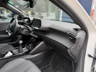 Peugeot 208 1.2 Turbo 100 PK GT | Navigatie | Zwart dak | Sportstoelen | Keyless Start | 17" Lichtmetalen Velgen | Full LED Verlichting | Climate Control | Cruise Control | Camera | Parkeersensoren | Dodehoek detectie | / 20