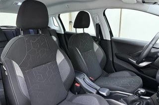 Peugeot 2008 1.2 PureTech Blue Lion | Trekhaak | Airco | Cruise control | Apple Carplay/Android Auto | DAB | Navigatie / 14
