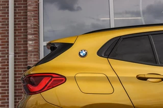 BMW X2 sDrive18i High Executive M-sport | 2e eigenaar | Driving Assistant | Panoramadak | 19 inch | Keyless entry | Head-up | Shadow line | HiFi audio | Stoelverwarming | Alcantara / 45