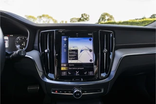 Volvo V60 2.0 B4 Momentum Business  | Pano | Harman Kardon | / 33
