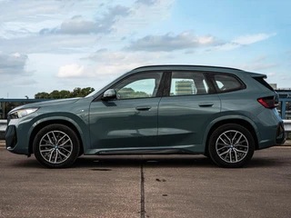 BMW iX1 eDrive20 67 kWh M Sport | SOH 100% | Trekhaak | Harman/Kardon | Keyless | LED | Camera | Navigatie | 18" / 9