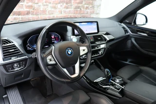 BMW iX3 High Executive 80 kWh Automaat  / Driving Assistant Professional / SOH 97% / Live Cockpit Professional / Trekhaak / Panoramadak / Adaptief Onderstel / Leder / Harman Kardon / Shadow Line / Head-Up Display / Adaptieve LED-koplampen / DAB / 20 Inch / 15
