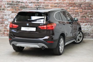 BMW X1 sDrive20i High Executive xLine Automaat  / Navigatiesysteem Plus / Trekhaak / Achteruitrijcamera / Leder / Head-Up Display / 18 Inch / 18 Inch / Stoelverwarming / Extra Getint Glas / Lichtpakket / 5