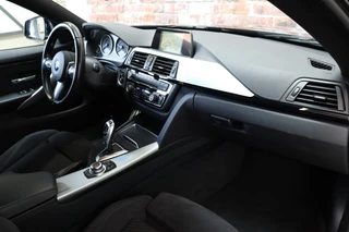 BMW 4 Serie Gran Coupé 420i Executive M Sport Pakket Automaat  / Navigatie / Trekhaak / Xenon / Parkeersensoren / 18 Inch / Climate Control / Bluetooth / Shadow Line / Lichtpakket / Cruise Control / 19