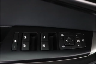 Kia EV6 Light Edition 63 kWh - SOH 99,7%  - Navigatie - Adaptive Cruise Control - Stoel/Stuur verwarming - Apple Carplay/Android Auto - Fabrieksgarantie tot 02-2032 / 20
