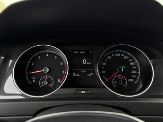 Volkswagen Golf TSI * Panoramadak * Camera * Navigatie * Massage Stoel / 24