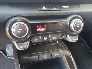 Kia Stonic 1.0T DynamicLine | Camera | Climate control | Apple Carplay / Android Auto | Cruise control | Parkeersensoren achter | Lichtmetalen velgen 16inch | / 30