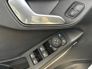 Ford Fiesta 1.0 EcoBoost Hybrid Titanium | Apple Carplay / Android Auto | Stoel + Stuurverwarming | Cruise Control | Parkeersensoren Achter | Lichtsensor | Climate Control | Verwarmbare Voorruit / 12