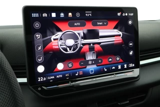Volkswagen T-Roc 1.5 eTsi 150pk DSG R-Line First Edition Trekhaak Camera Keyless Stoelverwarming Virtual Cockpit Carplay / 35