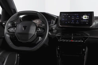 Peugeot 2008 1.2 PureTech 130 PK Allure - Automaat  | Dig. Cockpit | Adapt. Cruise | Stoelverw. | PDC | Camera | App. Connect | ECC | LM 17" | / 36