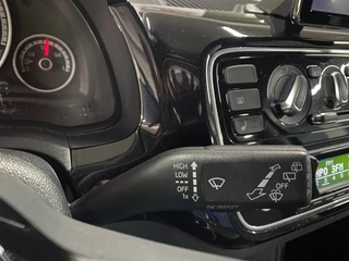 Volkswagen Up! 1.0 cross up! BlueMotion/ Nederlandse auto/ 5 deurs/ Parkeersensoren voor en achter/ Bluetooth / Airco / 17