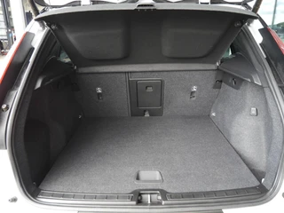 Volvo XC40 1.5 T3 Momentum Business | Zwart dak | Navigatie | Adaptieve Cruise control | Camera | Elektrische achterklep | Elektrisch verstelbare stoelen met geheugen / 11