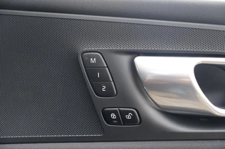 Volvo XC60 T6 Recharge AWD Plus Dark | Stoelverwarming | Trekhaak |  Parkeercamera | Panoramadak  | Longe Range | Pilot Assist | BLIS | Leder | Glossy Black | Keyless / 46