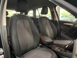 BMW X1 SDrive18i Executive/ NL auto/ Automaat/ Parkeersensoren / 36