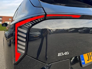 Kia EV4 Hatchback GT-PlusLine 81.4 kWh | Schuif/kanteldak | Lederen bekleding | 360 Graden camera | Head up display | Elektrische achterklep | Elektrische stoel verstelling met geheugen | Stoel verwarming + ventilatie voor | Dodehoek camera | Draadloze oplader / 35