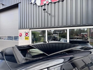 Land Rover Range Rover Evoque 1.5 P300E S AWD R-Design Panoramadak Camera Stoelverwarming Carplay Meridian / 6
