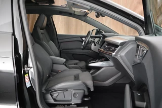 Audi Q4 Sportback e-tron 40 S edition 77 kWh SOH 93% Trekhaak Camera HUD Sonos Panoramadak Stoelverwarming Navigatie S-Line / 17