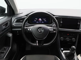 Volkswagen T-Roc 1.5 TSi Sport 150 Pk | Trekhaak | Adaptive Cruise | Camera | CarPlay | Panorama dak | 17 Inch | 159.197 Km !! / 35