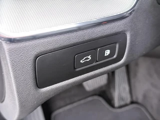 Volvo XC60 Plug-In Hybrid AWD T6 Plus Dark Recharge ADAPT. CRUISE CONTROL | STUUR & STOEL VERWARMING | PANORAMA DAK | 360 GRADEN CAMERA | ELEK. STOELEN MET GEHEUGEN | HARMAN/KARDON AUDIO / 23