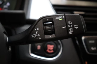 BMW 2 Series Active Tourer 218i Executive Automaat  / Navigatie / Trekhaak / Panoramadak / LED / Achteruitrijcamera / Climate Control / Parkeersensoren voor+achter / Cruise Control / Bluetooth / 31