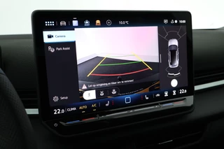 Volkswagen T-Roc 1.5 eTsi 150pk DSG R-Line First Edition Trekhaak Camera Keyless Stoelverwarming Virtual Cockpit Carplay / 6