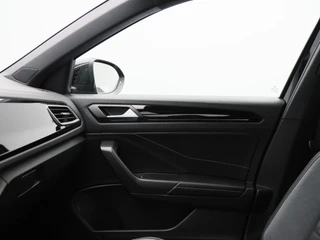 Volkswagen T-Roc 1.5 TSi R-Line Business 150 Pk Automaat | Trekhaak | Carplay | Virtual Cockpit | Adaptive Cruise | Keyless | Elektrische Achterklep | 18 Inch / 35