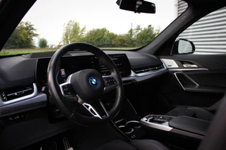 BMW iX1 xDrive30 67 kWh // 99,2% SoH | M-Sport | Panoramadak | Harman Kardon | HUD | 360 CAM | Massage| Elek. + Memory | Sfeerverlichting / 17