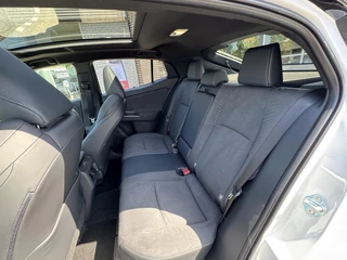 Toyota C-HR+ EXECUTIVE AWD 77 kWh NIEUW & DIRECT LEVERBAAR!! PREMIUM PACK PANO-DAK BLIND-SPOT PARK-SENSOREN 360° CAMERA STOEL/STUURVERW WARMTEPOMP EL-ACHTERKLEP / 19