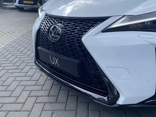 Lexus UX 300h Ultimate Edition DIRECT LEVERBAAR EL-ACHTERKLEP STUURVERW STOELVERW GROOT-SCHERM BLIND-SPOT / 10