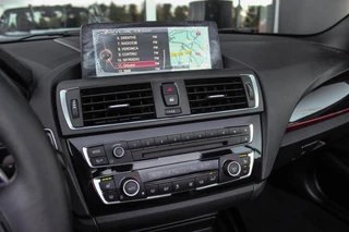 BMW 2-serie Cabrio 220i Sport | Origineel NL | Cruise control | Stoelverwarming | Xenon | Sportstoelen | HiFi audio | Navigatie Professional | Sportstuur | Chrome Line | Keyless entry / 23