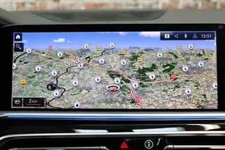 BMW X5 xDrive45e High Executive xLine Automaat  / Panoramadak / SOH 82% / Live Cockpit Professional / Trekhaak / Luchtvering / Stoelventilatie / Personal CoPilot Pack /  Comfortstoelen / Nappa Leder / Harman Kardon / Stoelverwarming / Head-Up Display / Active Steering / Individual Dashboard Leder / 22