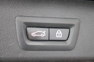 BMW 5 Series Touring 520i High Executive M Sport Pakket Automaat  / Live Cockpit Professional / Driving Assistant / Head-Up Display / Comfortstoelen / Achteruitrijcamera /  19 Inch / Exklusivleder 'Nappa' / DAB / Stoelverwarming / Hifi / Extra Getint Glas / Ambiance Verlichting / 42