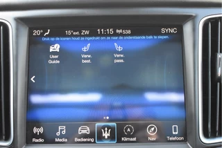 Maserati Levante 3.0 V6 AWD GranLusso 350 pk Facelift Driver ass.Pack 1 | Open dak | Harman/Kardon | Camera | Luchtvering | Carplay | Keyless | DAB | Full LED | 20" / 22