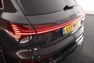 Audi Q8 e-tron 50 340pk quattro S Edition 95 kWh SOH 100% B&O HUD Keyless Stoelverwarming Camera Panoramadak Navigatie 2x S-Line / 49
