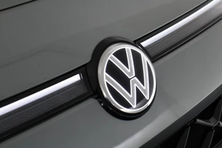 Volkswagen T-Roc 1.5 eTsi 150pk DSG R-Line First Edition Trekhaak Camera Keyless Stoelverwarming Virtual Cockpit Carplay / 50